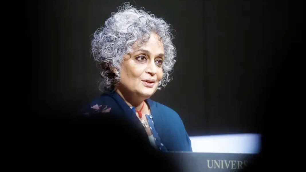 ভারতীয় লেখক ও মানবাধিকারকর্মী অরুন্ধতী রায়। ছবি: সংগৃহীত