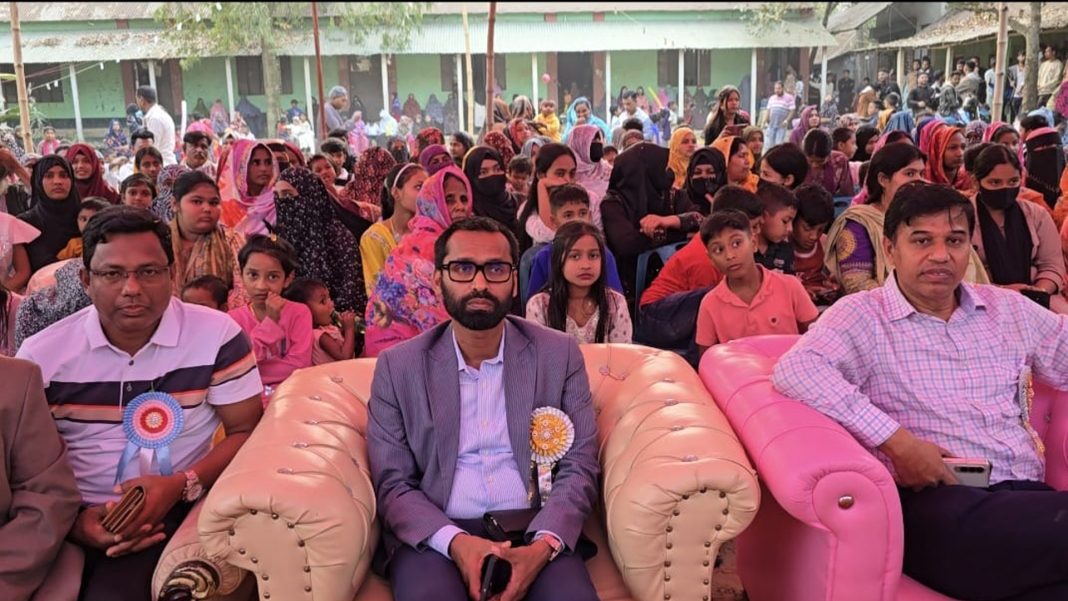 ক্রীড়া প্রতিযোগিতা ও পুরস্কার বিতরণ অনুষ্ঠানে শিক্ষার্থী, অভিভাবক ও অতিথিরা।