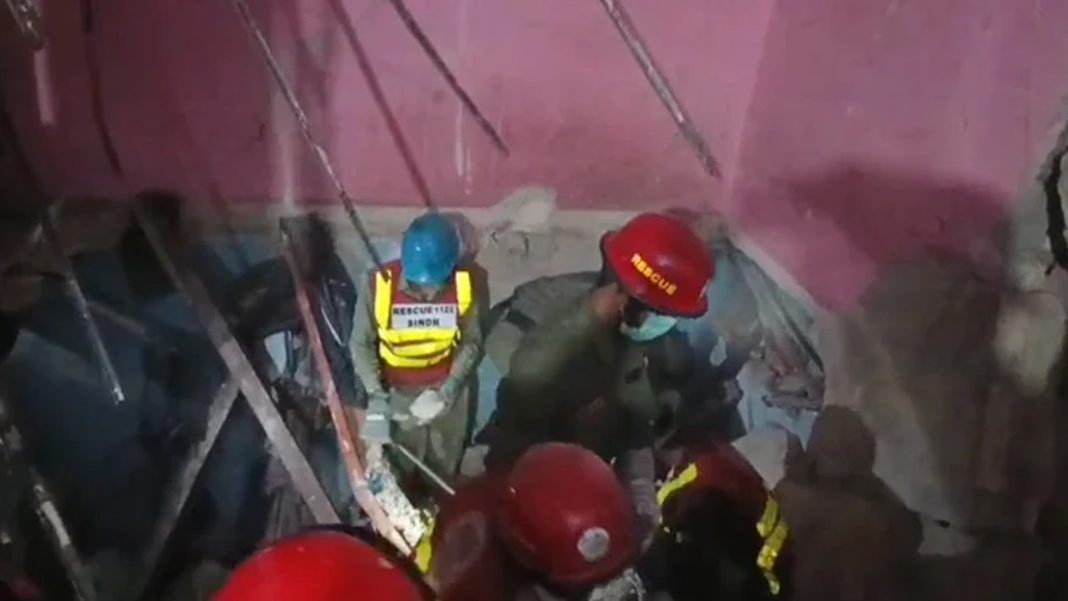 স্থানীয় সময় বুধবার (১৮ ফেব্রুয়ারি) রাতে তিন তলা ভবনের নিচ তলায় বিস্ফোরণটি ঘটে। ছবি: জিও নিউজ