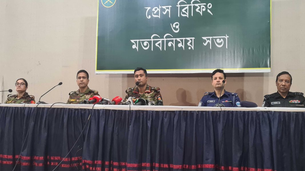 কক্সবাজারে সেনাবাহিনীর সংবাদ সম্মেলন।