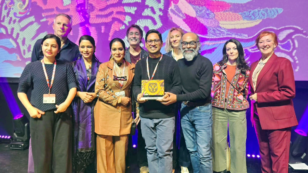 পুরস্কার হাতে মাস্টার সিনেমার নির্মাতা ও অভিনয়শিল্পীরা। ছবি: সংগৃহীত