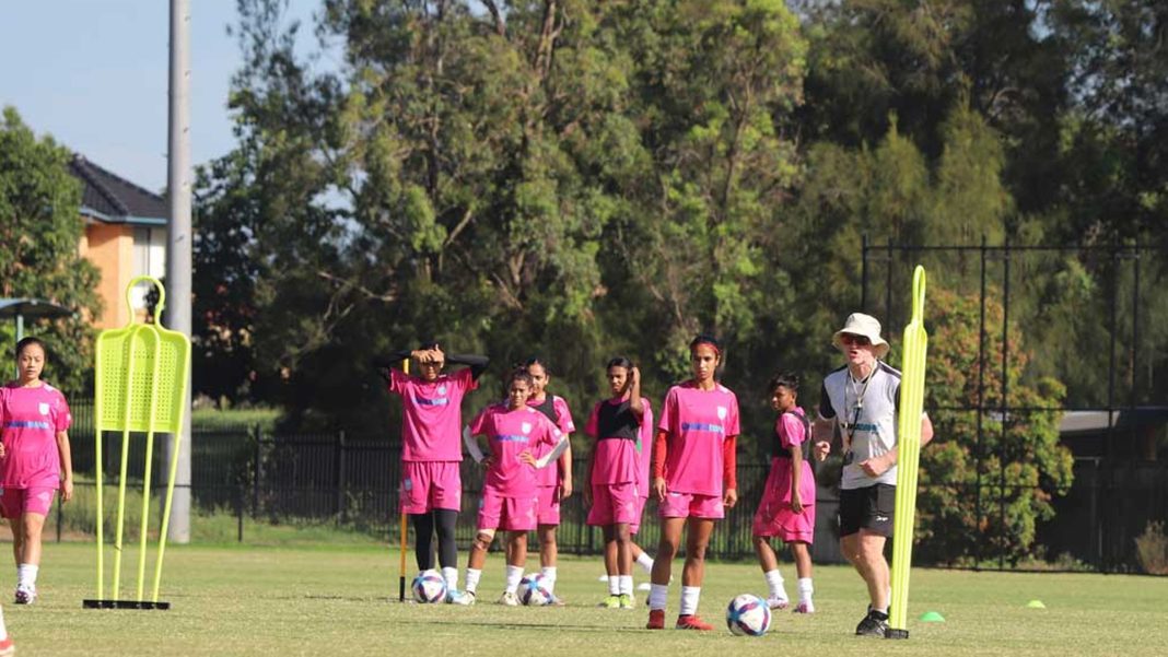অস্ট্রেলিয়ায় পৌঁছে প্রথম দিনের অনুশীলন সারলেন আফঈদার-ঋতুপর্ণারা। ছবি: বাফুফে
