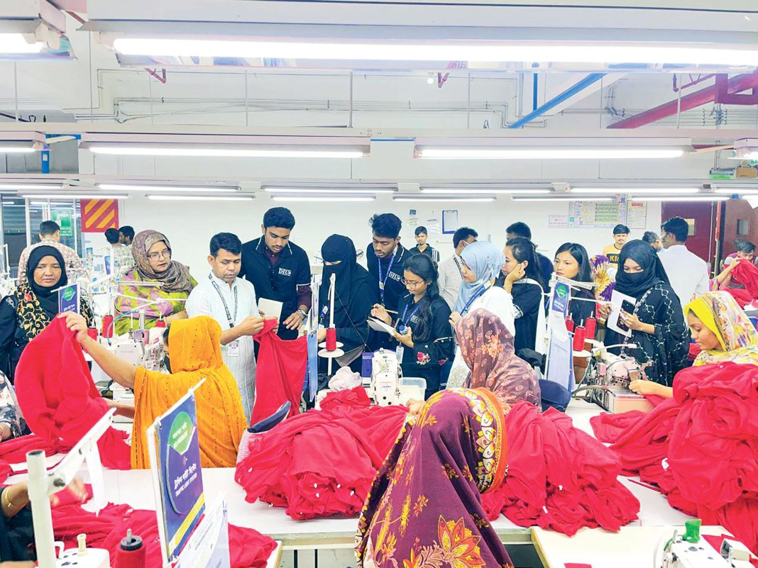 মেট্রো নিটিং অ্যান্ড ডাইং মিলস লিমিটেড পরিদর্শন করছেন ডিআইইউর শিক্ষার্থীরা। ছবি: সংগৃহীত