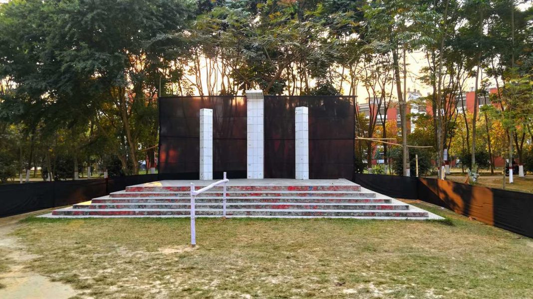 অস্থায়ী শহীদ মিনারে কোনো রকমে জানানো হয় শ্রদ্ধা।