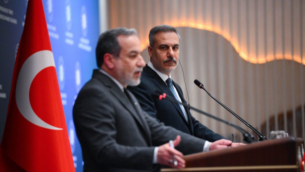 তুরস্কের পররাষ্ট্রমন্ত্রী হাকান ফিদান ও ইরানের পররাষ্ট্রমন্ত্রী আব্বাস আরাগচি।