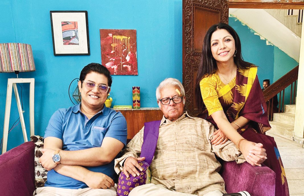 ‘চিঠিওয়ালা’ নাটকের শুটিংয়ে আহসান হাবিব নাসিম, মামুনুর রশীদ ও সুষমা সরকার। ছবি: সংগৃহীত