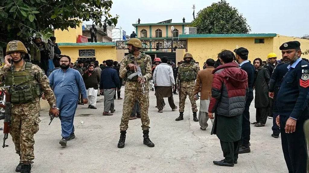 বিস্ফোরণের পর নিরাপত্তাকর্মীরা একটি ইমামবাড়ার বাইরে পাহারা দিচ্ছেন। ছবি: এএফপি