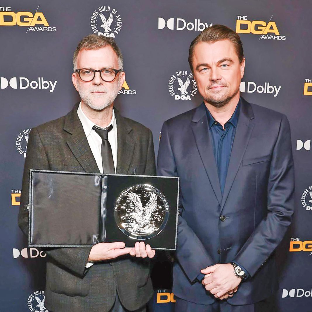 পল থমাস অ্যান্ডারসনের হাতে পুরস্কার তুলে দেন অভিনেতা লিওনার্দো ডিক্যাপ্রিও। ছবি: সংগৃহীত